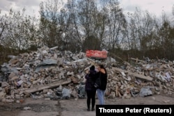 Обломки на месте российского удара в Харьковской области Украины, октябрь 2023 года