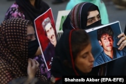 په کراچۍ کې ښځو د خپلې کورنۍ د ورکو کسانو انځورونه نیولي - د ۲۰۲۱ز کال د اګست ۳۰مې انځور