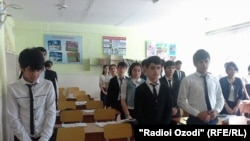 Дүйшөмбүдөгү мектеп окуучулары