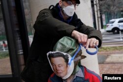 Protestatari împotriva verificării de către echipa lui Musk a unor agenții guvernamentale, la Washington, pe 8 februarie.