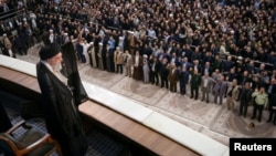 Իրանի գերագույն հոգևոր առաջնորդ Ալի Խամենեին դիմում է Թեհրանի մզկիթում հավաքված հազարավոր հավատացյալներին, 4-ը հունիսի, 2025թ.