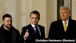 ვოლოდიმირ ზელენსკი, ემანუელ მაკრონი და დონალდ ტრამპი ელისეს სასახლეში შეხვედრის შემდეგ. 7 დეკემბერი, 2024 წელი