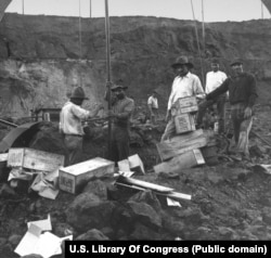 Бригада закладывающих взрывчатку рабочих