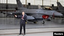 Полският президент Карол Навроцки във военна база в Полша, 11 септември 2025 г.