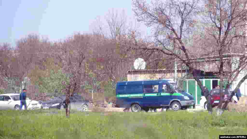 Jaýlaryň ýumrulmagy bilen birlikde, sebitde polisiýanyň işgärlerini hem görmek bolýar.
