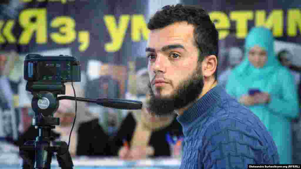 "Qırım birdemligi"niñ cemaat jurnalistlerinden birisi - Seydamet Mustafayev Lilâ Gemecini diñlep, çıqışını videoğa çeke