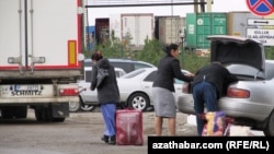 КПП на границе между Туркменистаном и Узбекистаном (архивное фото)  