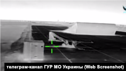 Скріншот із відео ГУР МО України, на якому зафіксовано удар по БпЛА «Оріон» у Криму