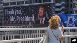 Білборд із зображенням президента США Дональда Трампа поруч із написом «Дякую, пане Президенте», що стосується участі США у війні між Ізраїлем та Іраном, у Рамат-Гані, Ізраїль, 22 червня 2025 року.