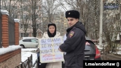 Лена Патяева, подруга Седы Сулеймановой. Пикет в Санкт-Петербурге 25 ноября 2025 г. Фотография проекта "Слово защите"