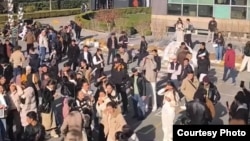 Стамбулдағы Алтынбаш университеті алдында тұрған студенттер. turkmen.news сайтынан алынған сурет.