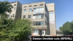 Телеканал Ош шаарындагы Нурматов көчөсүндөгү имараттын төртүнчү кабатында жайгашкан. 15-сентябрь, 2021-жыл.