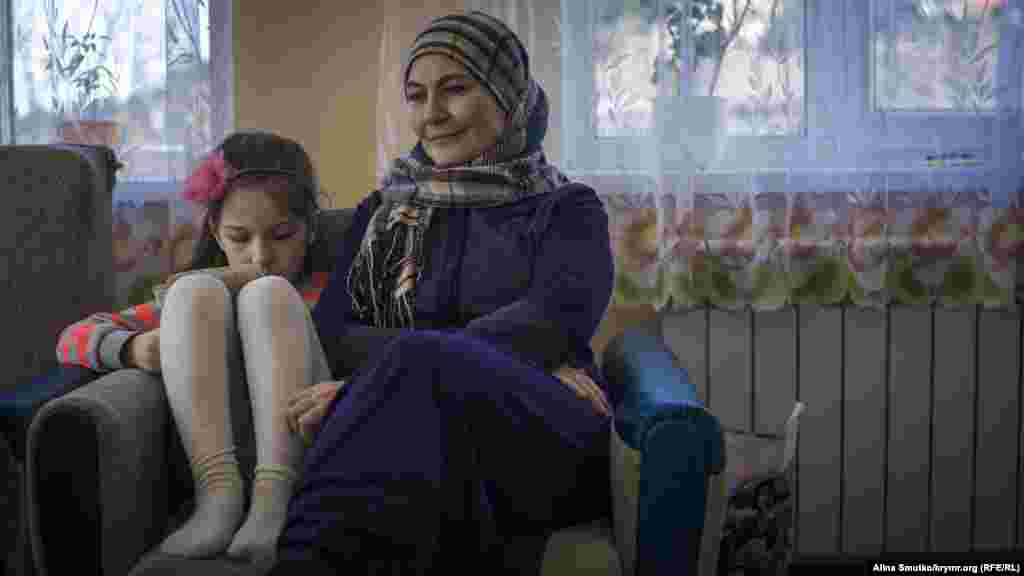 Мати Мер'єм займається з онукою читанням. Після арешту чоловіка батьки і рідні намагаються допомагати в роботі по дому або в догляді за дітьми