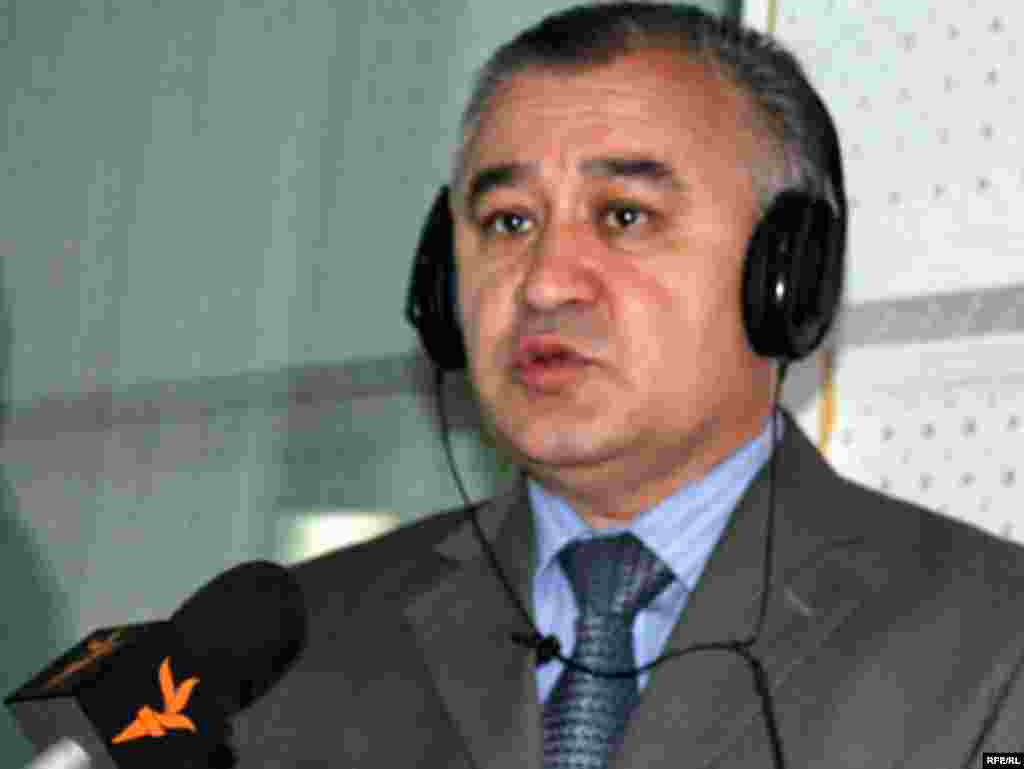 Убактылуу өкмөттүн мүчөсү Өмүрбек Текебаев "Азаттыктын" студиясында, 2010-жылдын 12-апрели.