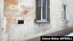 Очередная надпись о продаже наркотиков на стене дома и уже закрашенное жителями объявление в Темиртау.
