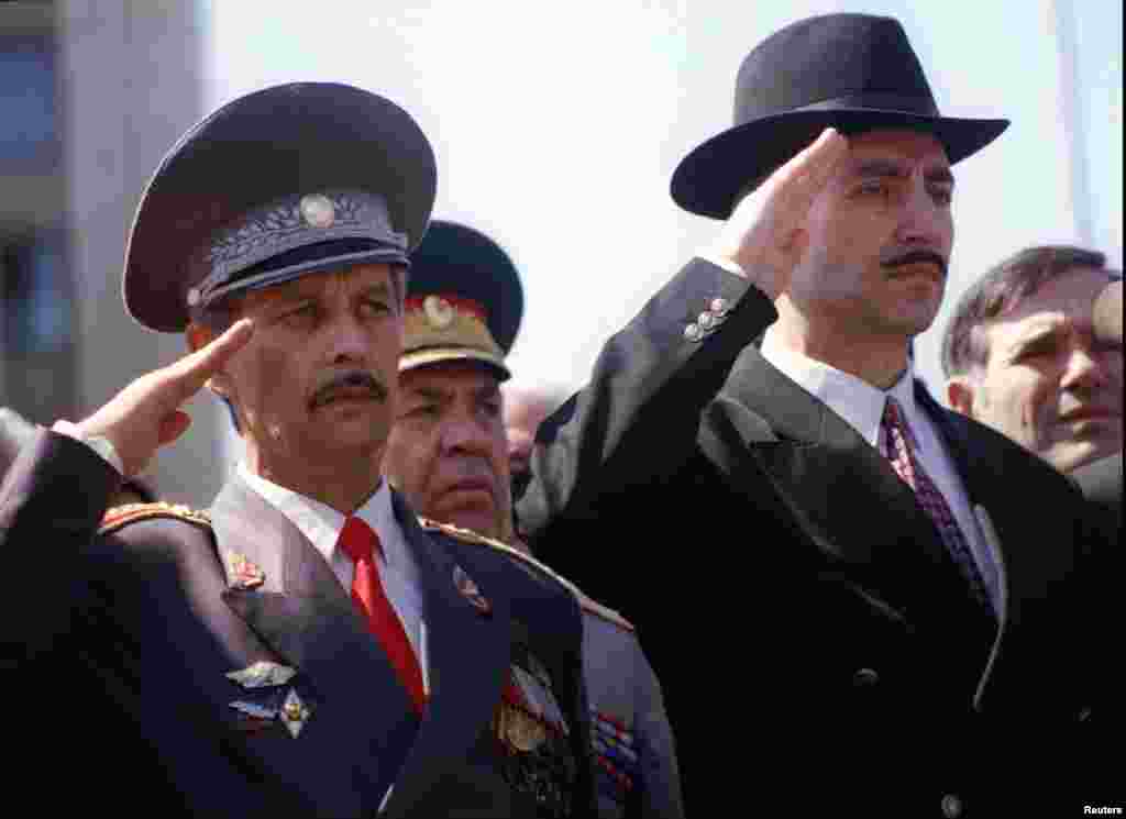 Оьрсийчоьнах дIакъаьстина кхо шо кхачарна леринчу парадехь Нохчийн Ичкерия республикин президент Дудаев Джохар а, инарла Шахабов Висхан а салют луш ву, 1994-чу шеран гезгамашин-беттан 6-гIа Нохчийн проблема йерзон хIун кепаш листира Кремлехь? "Хроника Кавказа" подкастан авторо Вачагаев Майрбека дийцаредира Оьрсийчоьнан хиллачу политикца Савостьянов Евгенийца &nbsp;