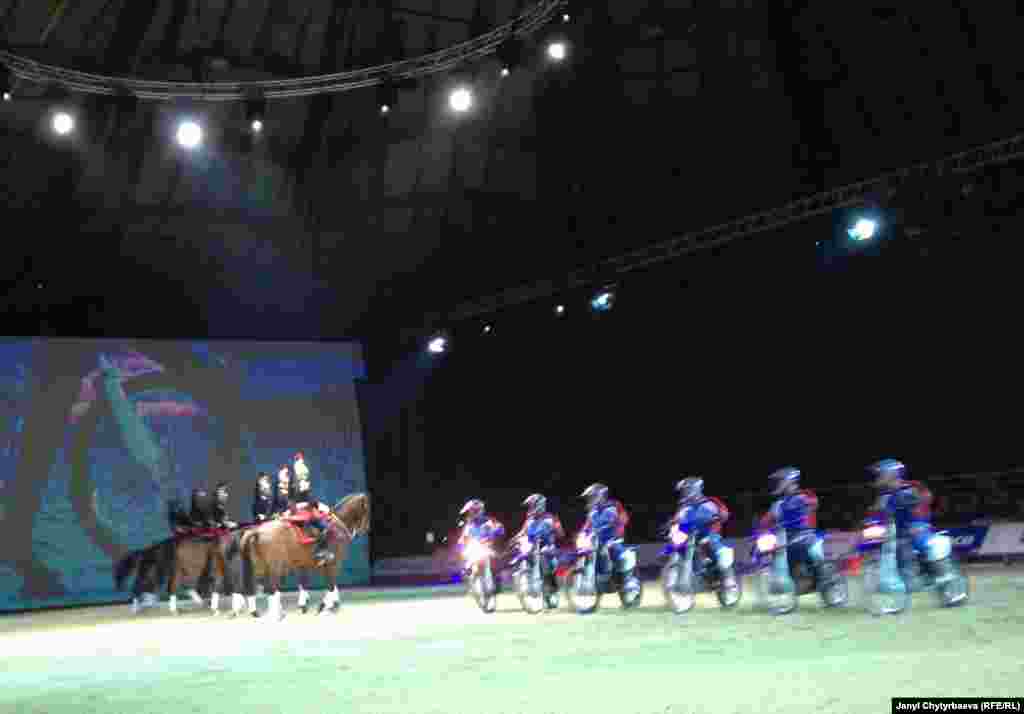 Жылкы-жан фестивалдын ачылыш аземинде атчандар менен мотоциклчендер "жарышты"