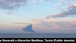 Дым поднимается с танкера Kairos после атаки у берегов Турции 28 ноября 2025 г.