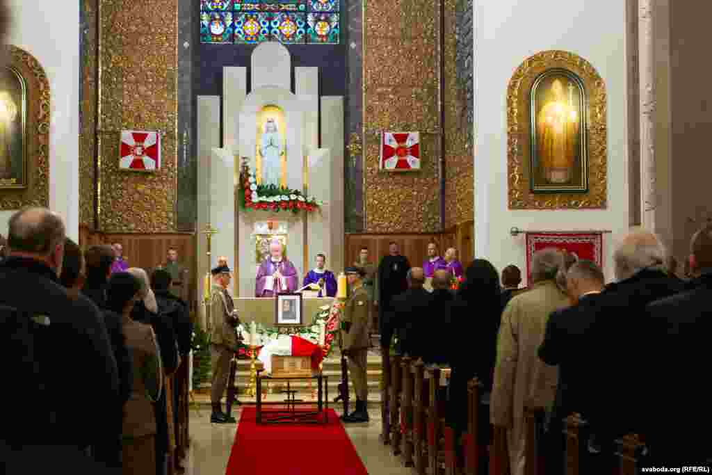 Цырымонія пачалася з службы ў Катэдральным касьцёле Польскага Войска