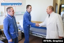 Unul dintre soldații care l-au întâmpinat pe președintele rus Vladimir Putin (dreapta) în timpul unei vizite la spital în 2022 apare în baza de date medicale militare.
