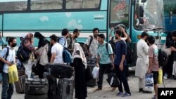 یوشمېر مساپر کوټې ته تر رسېدو وروسته د بسونو په اډه کې ولاړ دي - انځور له ارشیفه. 