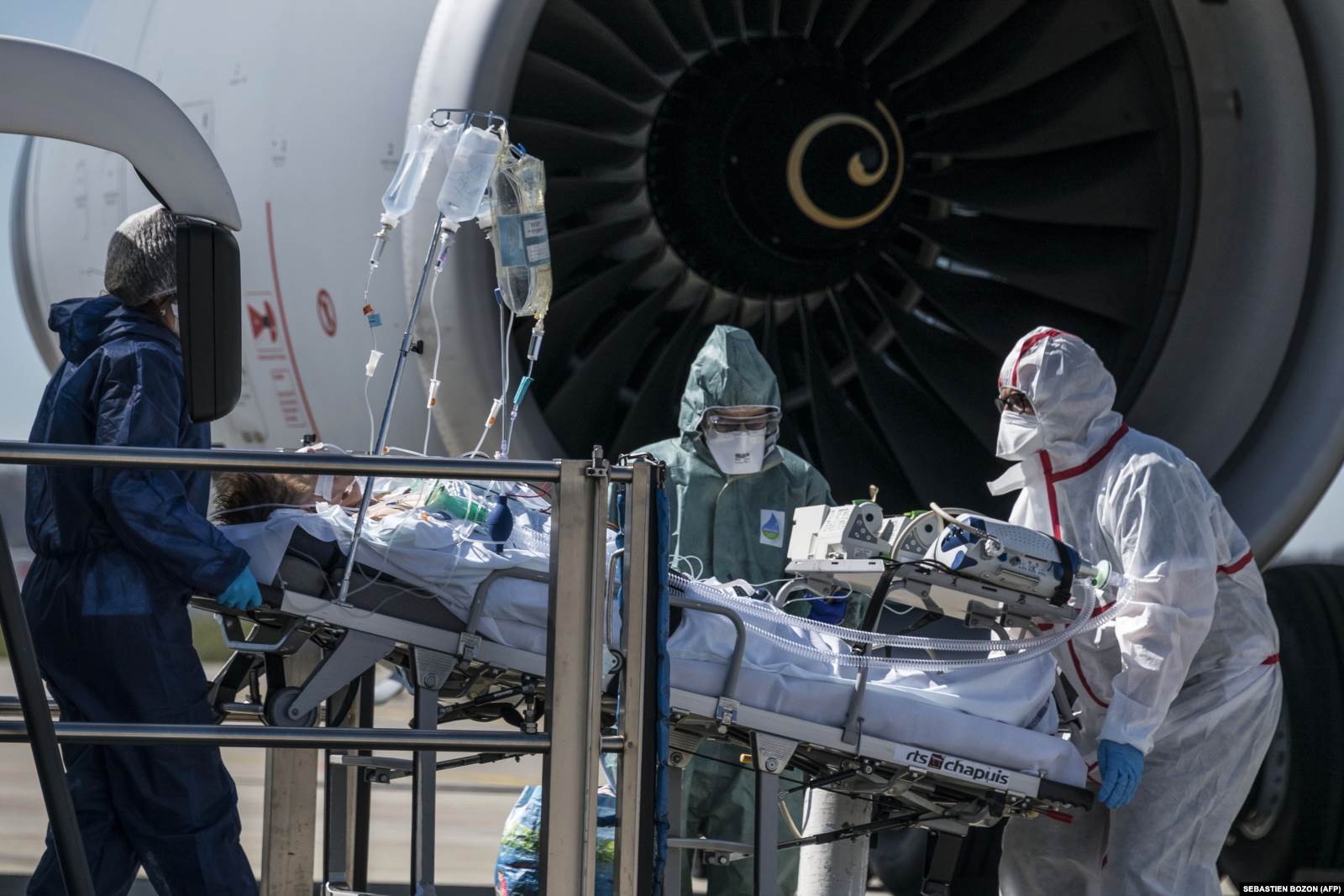 Лікарі на військовому літаку евакуюють хворого на COVID-19 з регіону Гранд-Ест на північному сході Франції, 31 березня 2020 року