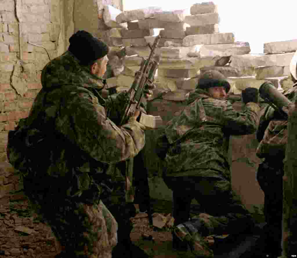 Федерални войници по време на престрелка в Грозни, януари 2000 г.