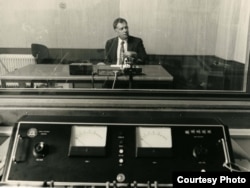 Vlad Georgescu, directorul serviciului românesc al postului de radio Europa Liberă într-unul din studiourile RFE/RL de la München,1987.