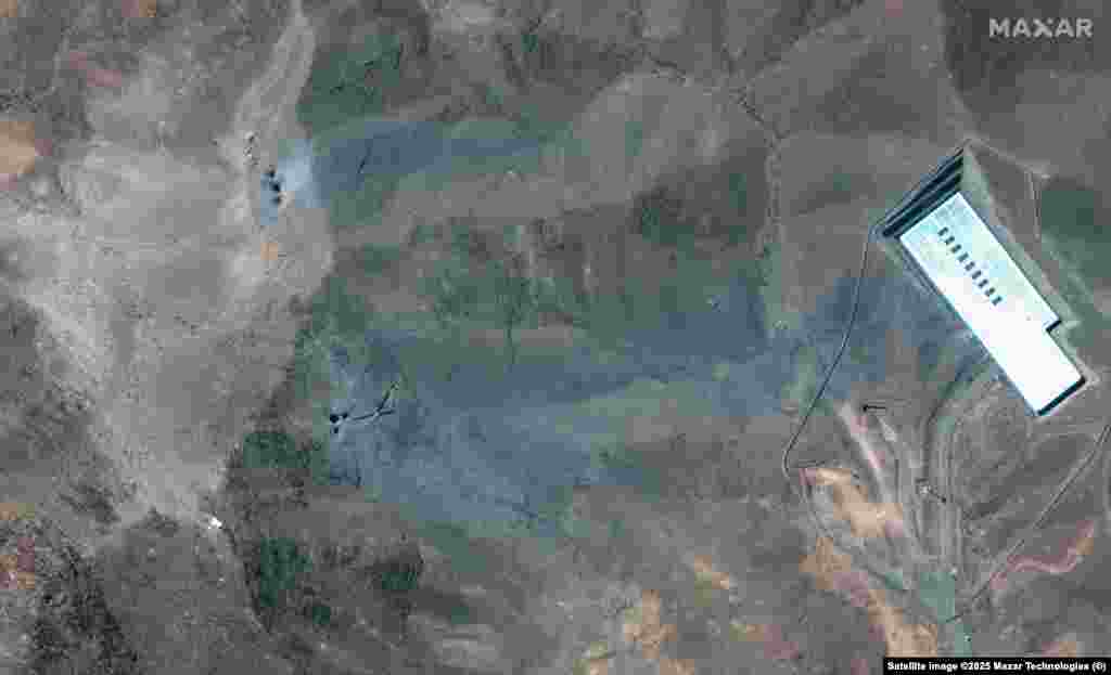 Кратары ды попел на хрыбце комплексу ў Фардо на здымках, зробленых пасьля ўдараў