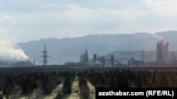 Türkmenistandaky zawodlaryň biri. Arhiwden alnan illýustrasiýa suraty