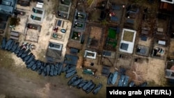 Тела погибших перед захоронением на кладбище в Буче. Убийства мирных жителей в этом городе близ Киева являются одним из самых вопиющих случаев нарушения российской армией обычаев ведения войны