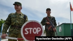 Кыргызстанские пограничники на кыргызско-таджикской границе. Иллюстративное фото. 