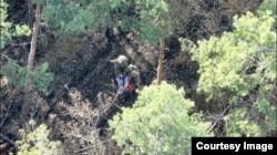 Брюс и ещё один боец с российским флагом после захвата позиции в районе Лимана в Донецкой области Украины