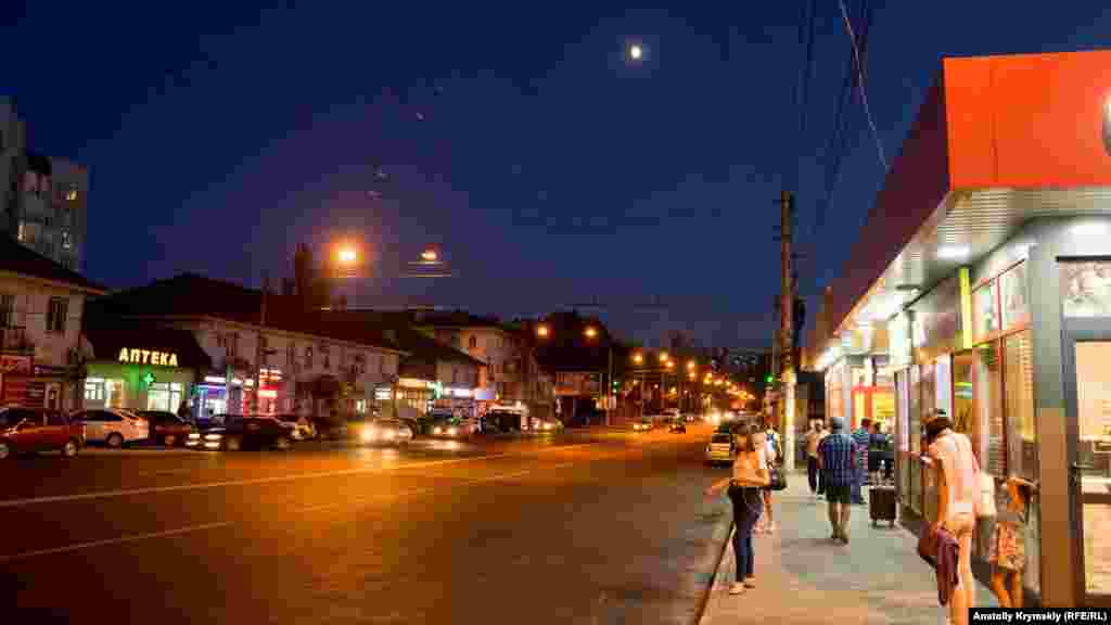 Kiyevskaya soqağında avtobus toqtağan yer