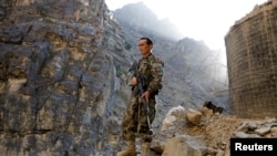 
Vojnik afganistanske vlade čuva stražu na autoputu Džalalabad-Kabul 8. jula usred nedavnih napada talibana.