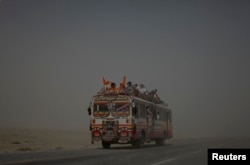 په بلوچستان کې یو بس هندو زایرین لېږدوي - انځور له ارشیفه.