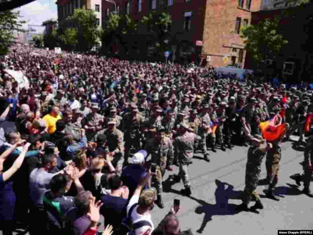 Військовослужбовці утворили колону перед поліцейською дільницею, і так демонстрація пройшла повз поліцію