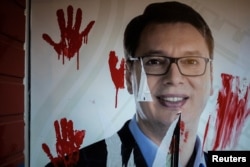 წითელი "სისხლიანი" საღებავი და "ხელისუფლების სისხლიანი ხელების" ანაბეჭდები - სერბული პროტესტის კიდევ ერთი მემი. ნოვი-სადი, 2024 წლის 5 ნოემბერი