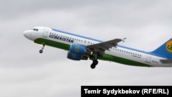 Самолет "Узбекских авиалиний" в аэропорту "Манас".