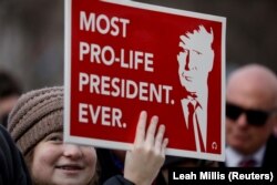 Привърженици на забраната на абортите с плакат с лицето на Доналд Тръмп
