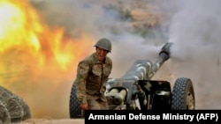 NAGORN-KARABAKH -- A serviceman of Karabakh's Defence Army fires an artillery piece towards Azeri positions during fighting, September 28, 2020.