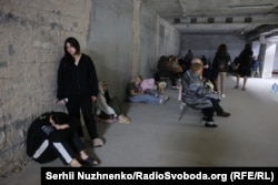 Киев, люди в укрытии во время российского удара, 17 июня 2025 года