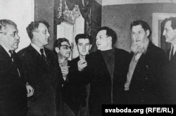 Зьлева направа: П. Кабзарэўскі, Р. Бярозкін, Н. Кісьлік, Р. Барадулін, А. Вялюгін, У. Дубоўка, Ю. Багушэвіч падчас IV зьезду беларускіх пісьменьнікаў, 1959 год