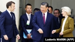 Президент Франции Эмманюэль Макрон, глава КНР Си Цзиньпин и глава Еврокомиссии Урсула фон дер Ляйен (слева направо) во время визита китайского лидера в Париж в 2024 году