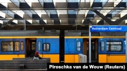 Pamje nga një stacion treni në Roterdam në periudhën e shpërthimit të pandemisë më 2020.