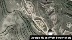 Один из куполов на Тепе-Оба расположен отдельно от основной позиции, рядом расположены два кунга. Скриншот спутниковой карты Google
