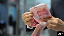 Кытай 2016-жылы улуттук акчасынын курсун акырындык менен түшүрдү.