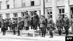 Сумесны парад Вэрмахта і Чырвонай арміі ў Берасьці 22 верасьня 1939 году пасьля ўварваньня на тэрыторыю Польшчы войскаў Нямеччыны і СССР. На трыбуне (зьлева направа): генэрал-лейтэнант Морыц фон Віктарын, генэрал танкавых войскаў Гейнц Гудэрыян і савецкі камбрыг Сямён Крывашэін