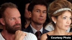 Гулнора Каримованинг меҳмони бўлган қўшиқчи Стинг 30 йилдан буён Халқаро Амнистия инсон ҳуқуқларини ҳимоя қилиш ташкилотининг фаол аъзоси ҳисобланади. 