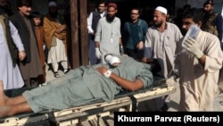 Чабуулдан жабыркагандарды ташып бараткан учур. 1-декабрь, 2017-жыл.